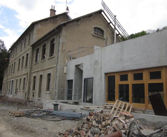 Ecole maternelle et primaire en construction